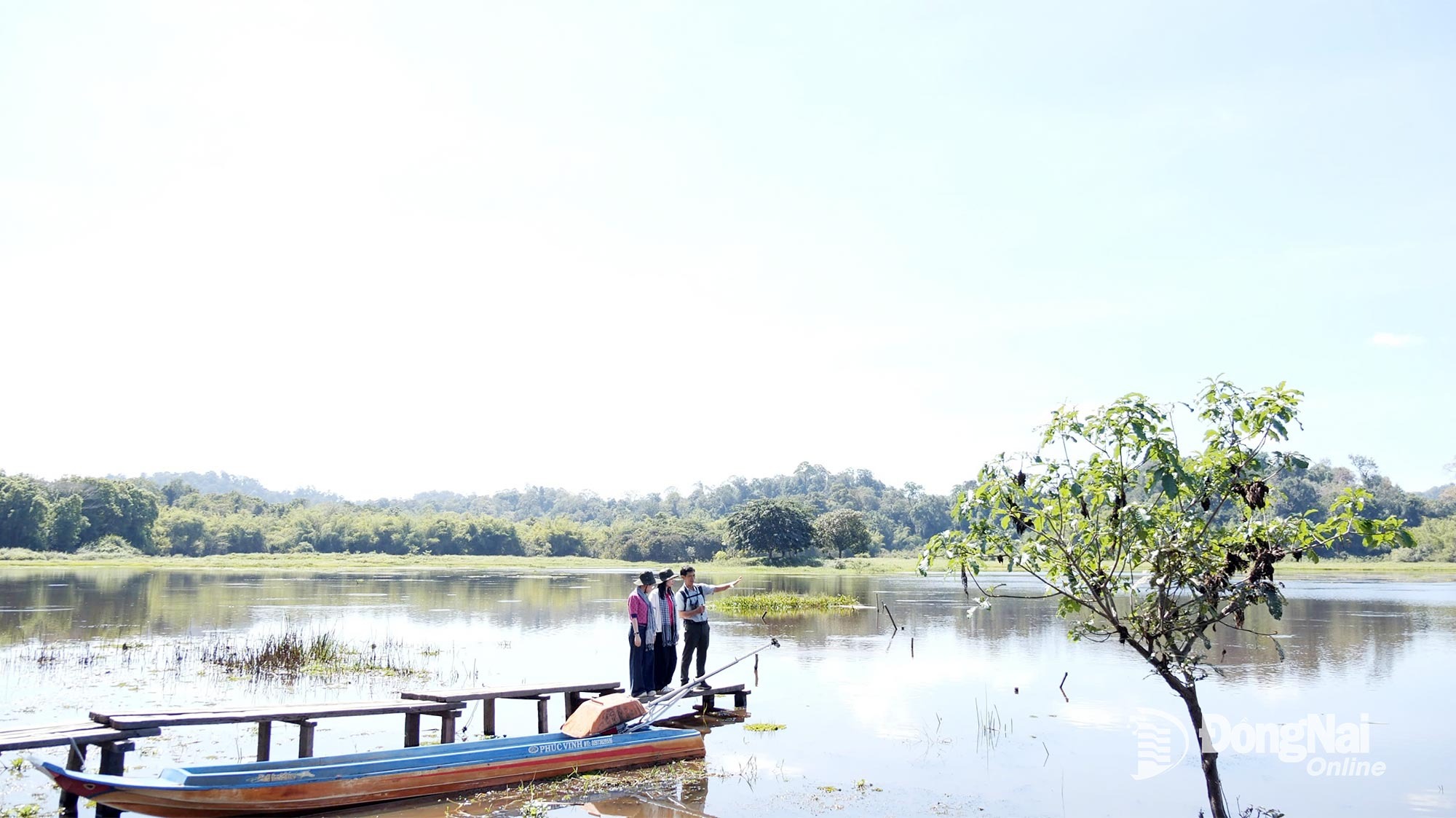 Dưới mặt nước phẳng lặng là nơi sinh sống của loài cá sấu nước ngọt (cá sấu Xiêm) từng được cho là đã tuyệt chủng. Ảnh: Tiến Dũng