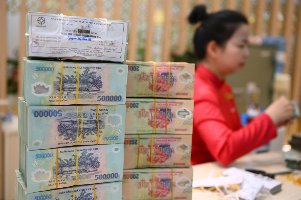 Transaksi tunai di bank. Foto: Giang Huy