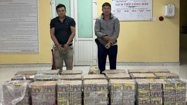 Los dos sospechosos, Chanh Hoai y Tong Thanh Tung, junto con las pruebas incautadas. Foto: Thanh Su