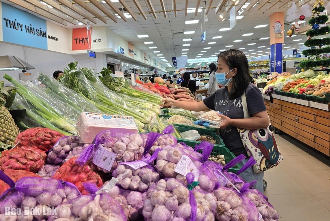 Harga makanan telah meningkat akibat kesan ribut dan hujan lebat, yang telah mengganggu bekalan beberapa barangan.