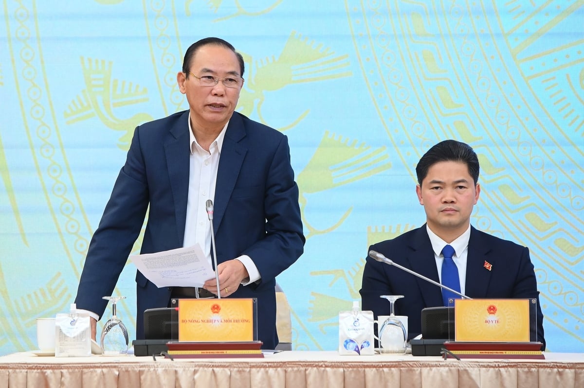 Il viceministro Phung Duc Tien risponde alle domande durante la conferenza stampa governativa nel pomeriggio dell'8 gennaio. Foto: Tung Dinh.