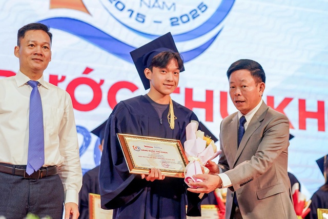 Nhiều thủ khoa đã trưởng thành, trở thành kỹ sư, bác sĩ, nhà nghiên cứu… - Ảnh 1.