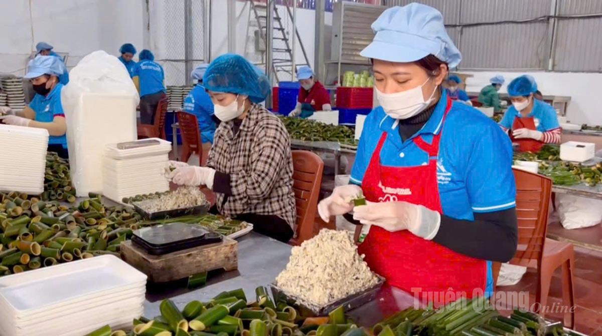 Spółdzielnia Chien Thang, produkująca faszerowane paszteciki ze ślimaków w bambusowych tubach, w okręgu Minh Xuan, zwiększa produkcję pod koniec roku.