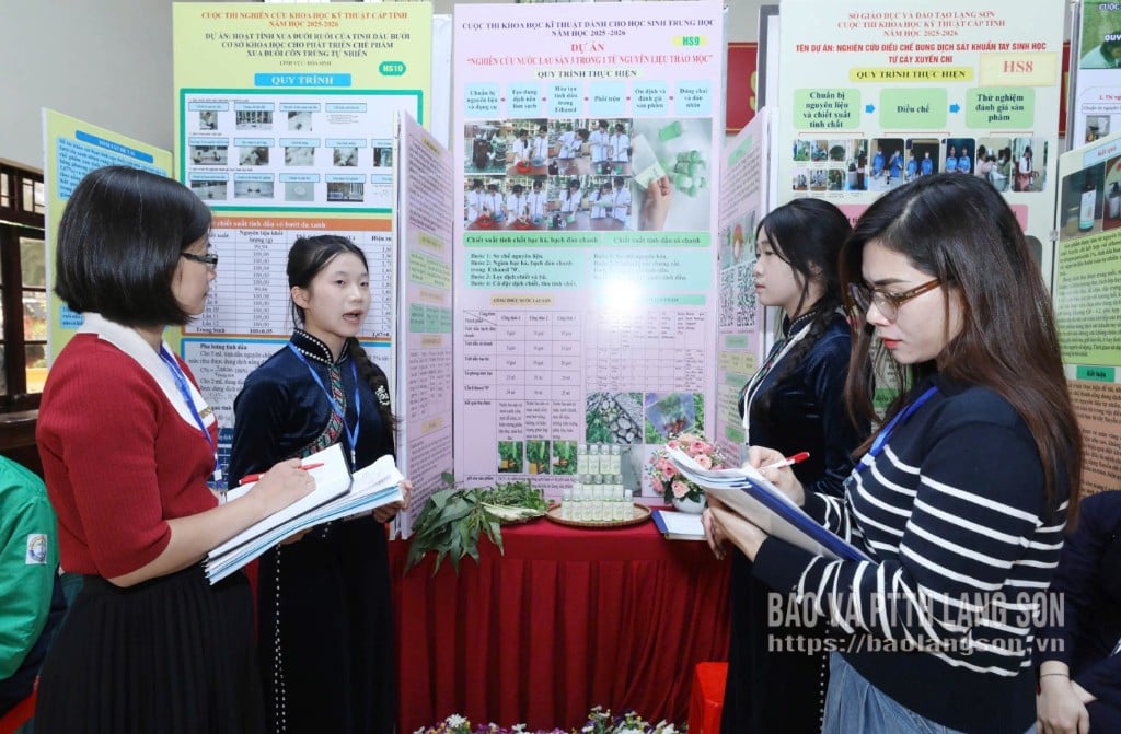 Học sinh thuyết trình dự án tham dự cuộc thi Khoa học kỹ thuật cấp tỉnh năm học 2025 - 2026