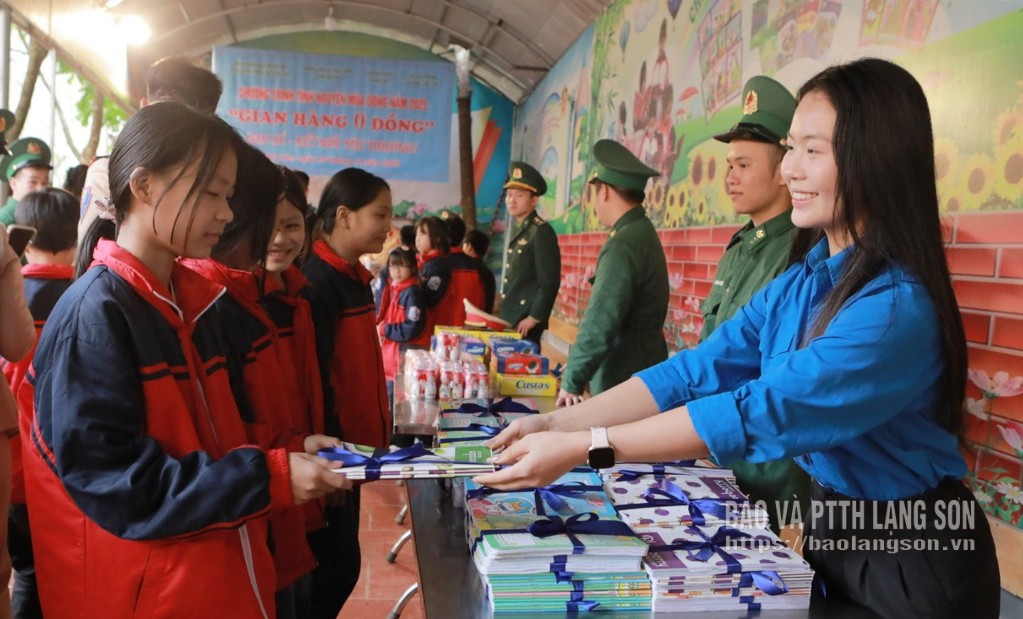 Sinh viên Trường Cao đẳng Lạng Sơn tặng vở cho học sinh trong chương trình "Áo ấm mùa đông biên giới" tại xã Cao Lộc