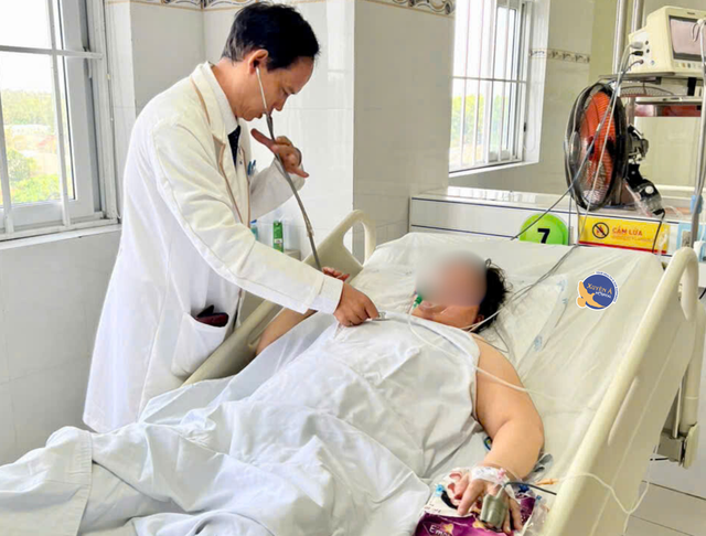 Nhầm nấm dại là nấm rơm, người phụ nữ bị ngộ độc, nhập viện cấp cứu - Ảnh 1.