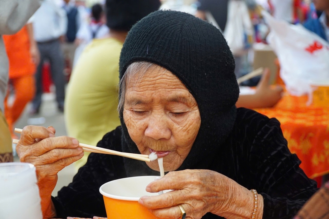 Ăn phở yêu thương giữa những yêu thương - Ảnh 2.