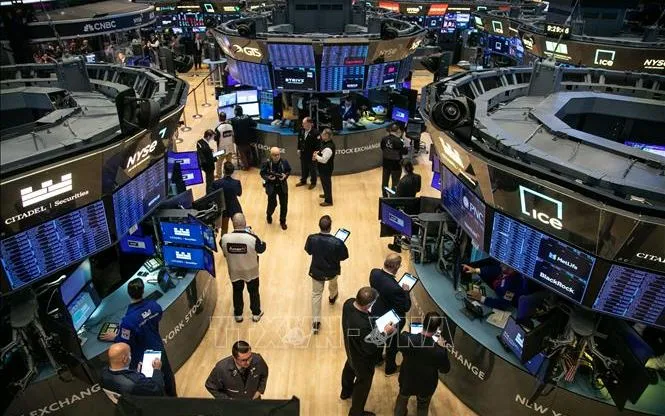 Wall Street presenta andamenti contrastanti, con i titoli tecnologici sotto pressione. Phố Wall phân hóa khi cổ phiếu công nghệ chịu áp lực