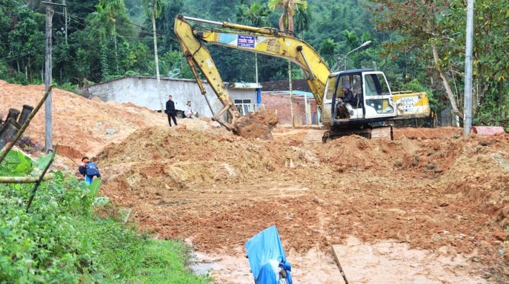 Sạt lở núi vùi lấp đường giao thông ở thôn Trà Nga, xã Tây Trà, tỉnh Quảng Ngãi.