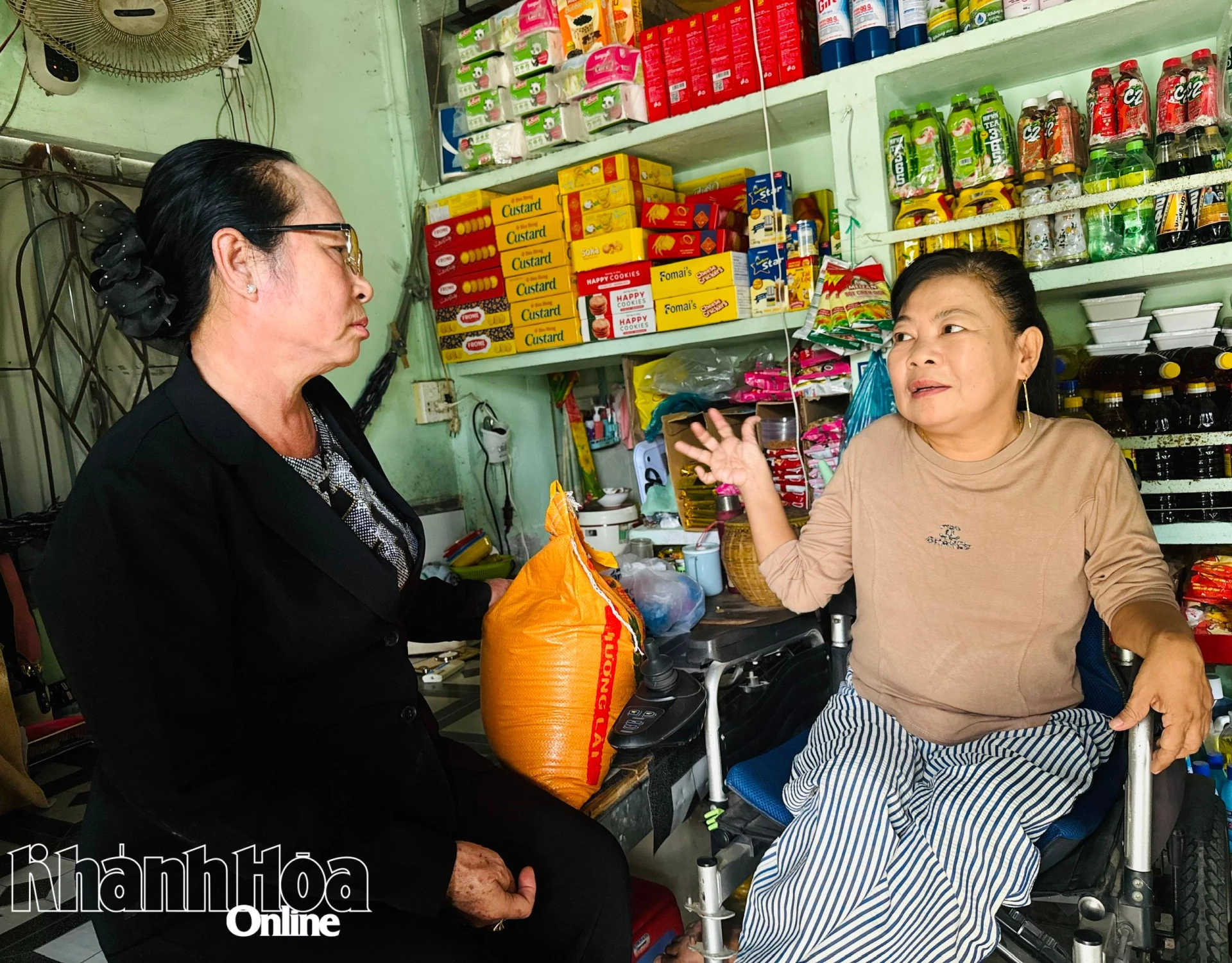 Paní Nguyen Thi Kim Yen, vedoucí Ženského sdružení vesnice Phuoc An 1, navštívila paní Hoa a předala jí rýži.