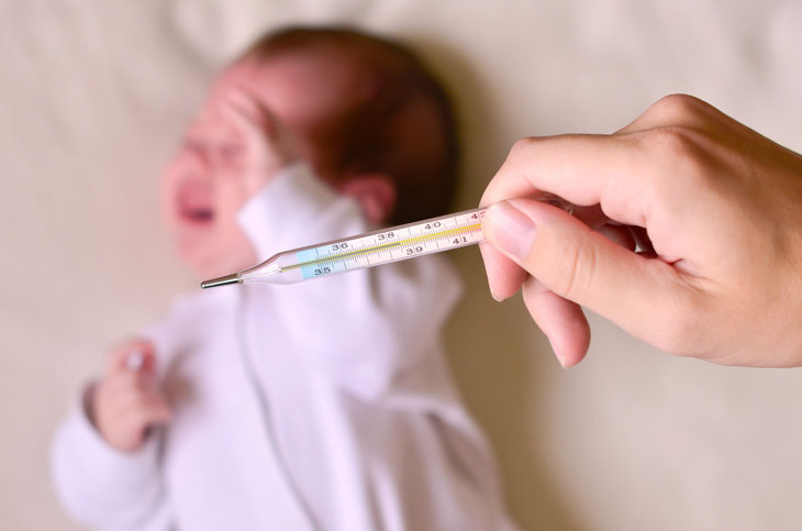La cura dei bambini affetti da bronchiolite richiede particolare attenzione; nello specifico, i genitori dovrebbero tenere la testa del bambino sollevata durante il sonno. (Immagine a scopo illustrativo) Việc chăm sóc trẻ viêm tiểu phế quản cũng cần chú ý hơn, cụ thể cha mẹ nên kê cao đầu cho trẻ khi ngủ. Ảnh minh họa