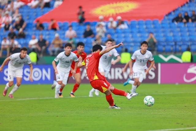 Đội trưởng Khuất Văn Khang: 'Cụ' thủ lĩnh trầm lặng, rất đáng tin cậy của U.23 Việt Nam- Ảnh 2.