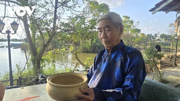 Artesano Nguyen Ngu en Thanh Ha Pottery Village