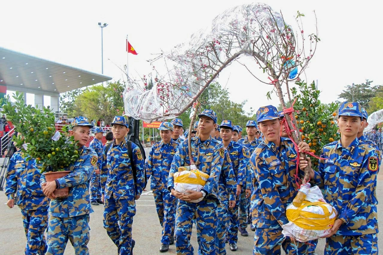Bringing the spirit of Tet (Vietnamese Lunar New Year) to Truong Sa (Spratly Islands). Mang hương vị Tết đến với Trường Sa