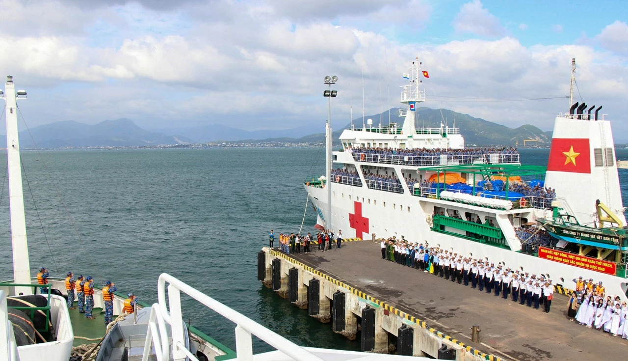 Bringing the spirit of Tet (Vietnamese Lunar New Year) to Truong Sa (Spratly Islands). Mang hương vị Tết đến với Trường Sa
