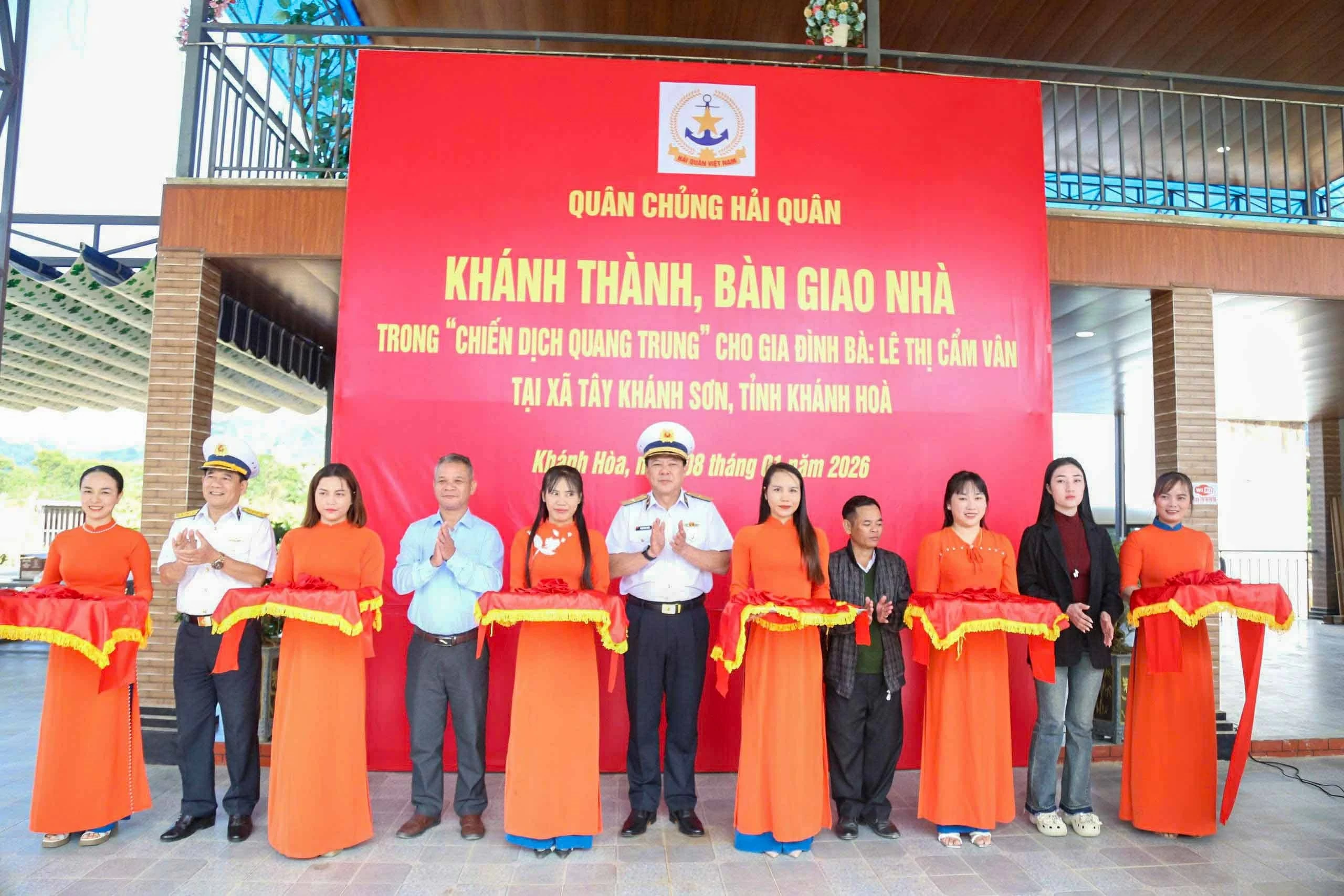 Các đại biểu cắt băng khánh thành nhà mới cho gia đình chị Lê Thị Cẩm Vân Các đại biểu cắt băng khánh thành nhà mới cho gia đình chị Lê Thị Cẩm Vân