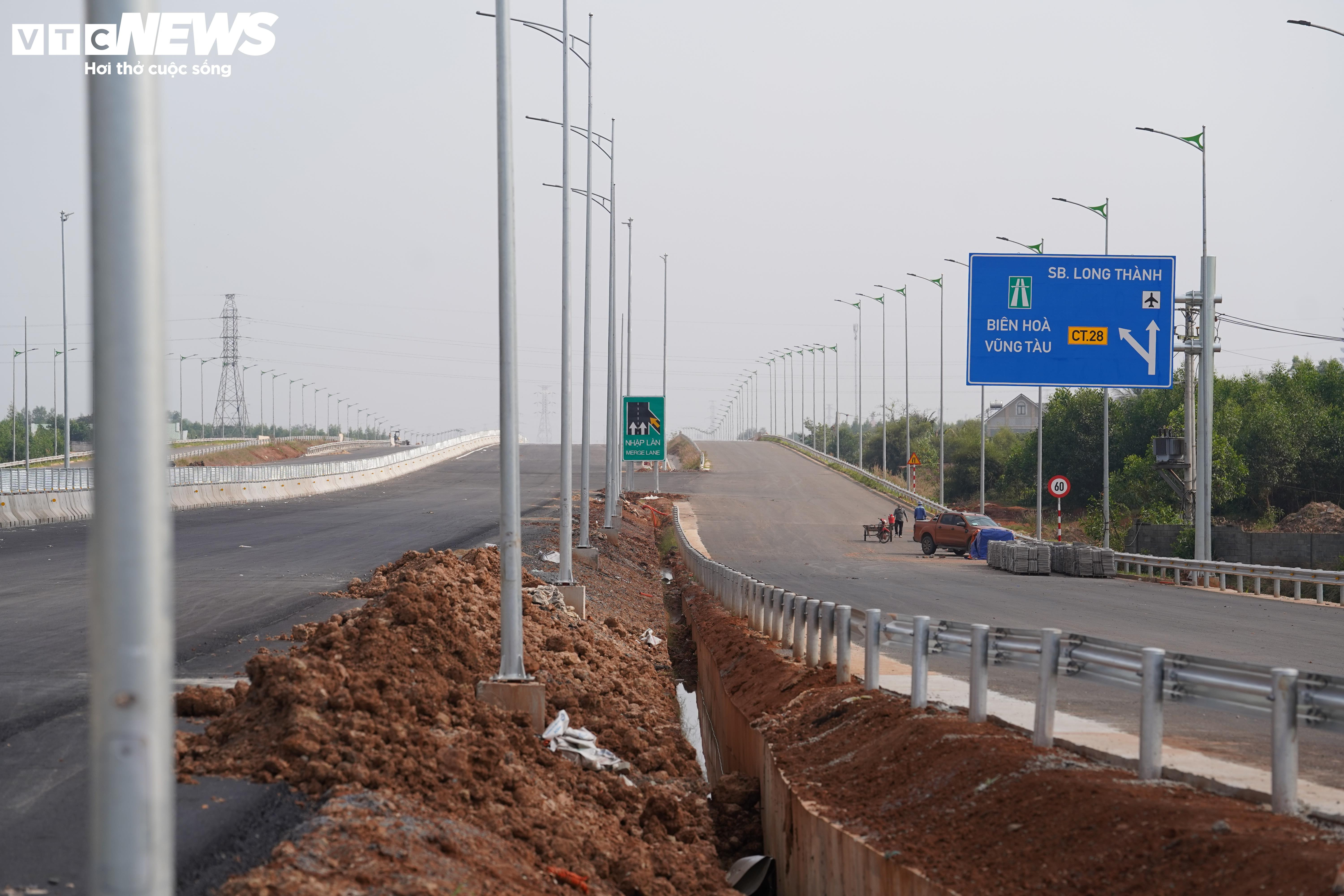 Zwei Mega-Knotenpunkte, die die Schnellstraße mit dem Flughafen Long Thanh verbinden, schreiten zügig der Fertigstellung entgegen – 4
