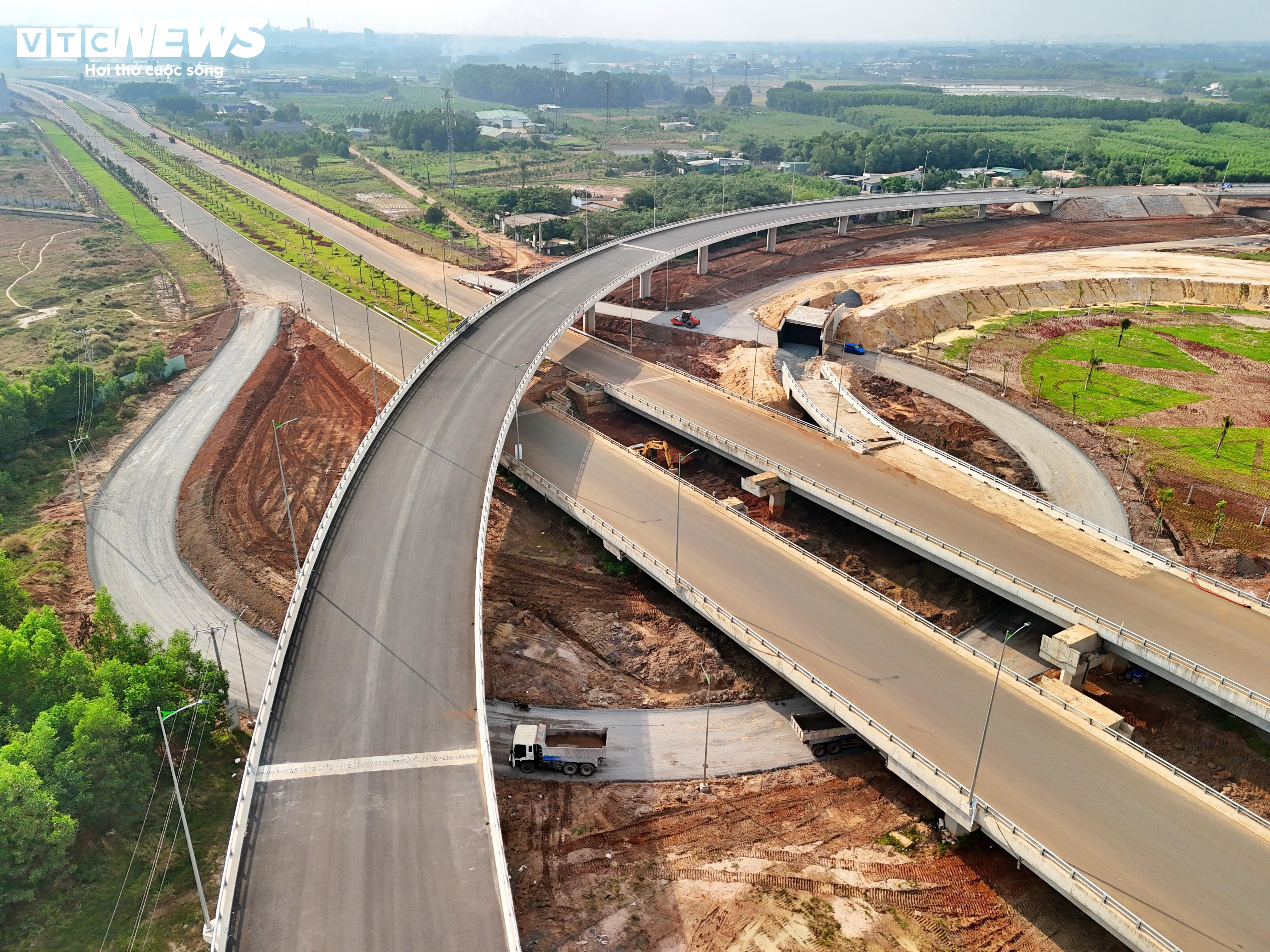 Zwei Mega-Knotenpunkte, die die Schnellstraße mit dem Flughafen Long Thanh verbinden, schreiten zügig der Fertigstellung entgegen – 11