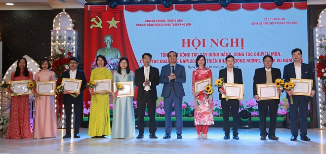 មន្ទីរពេទ្យទូទៅក្រុងវិញបង្កើនល្បឿនការផ្លាស់ប្តូររបស់ខ្លួន៖ ឆ្ពោះទៅរកគំរូថ្មីមួយ។ Bệnh viện Đa khoa TP Vinh tăng tốc chuyển mình: Hướng tới mô hình