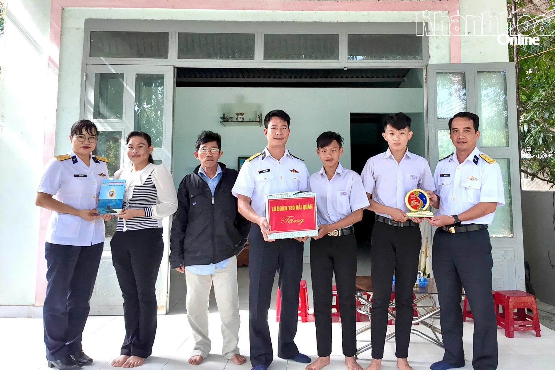 Đoàn công tác tặng quà cho gia đình.