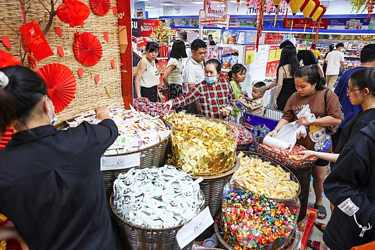 Bandar Raya Ho Chi Minh perlu memastikan bekalan dan harga barangan percutian Tet - Foto 2. hàng tết - Ảnh 2.