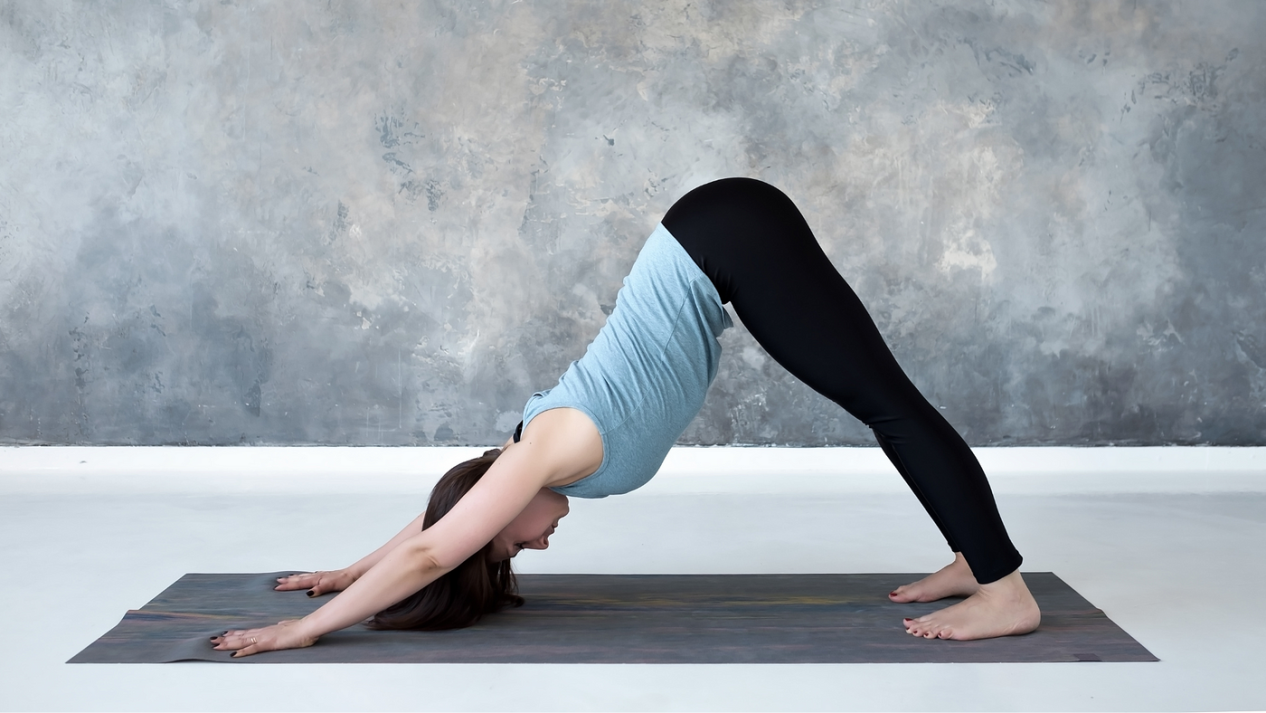 6 tư thế yoga đơn giản kích thích mọc tóc hiệu quả - Ảnh 1.