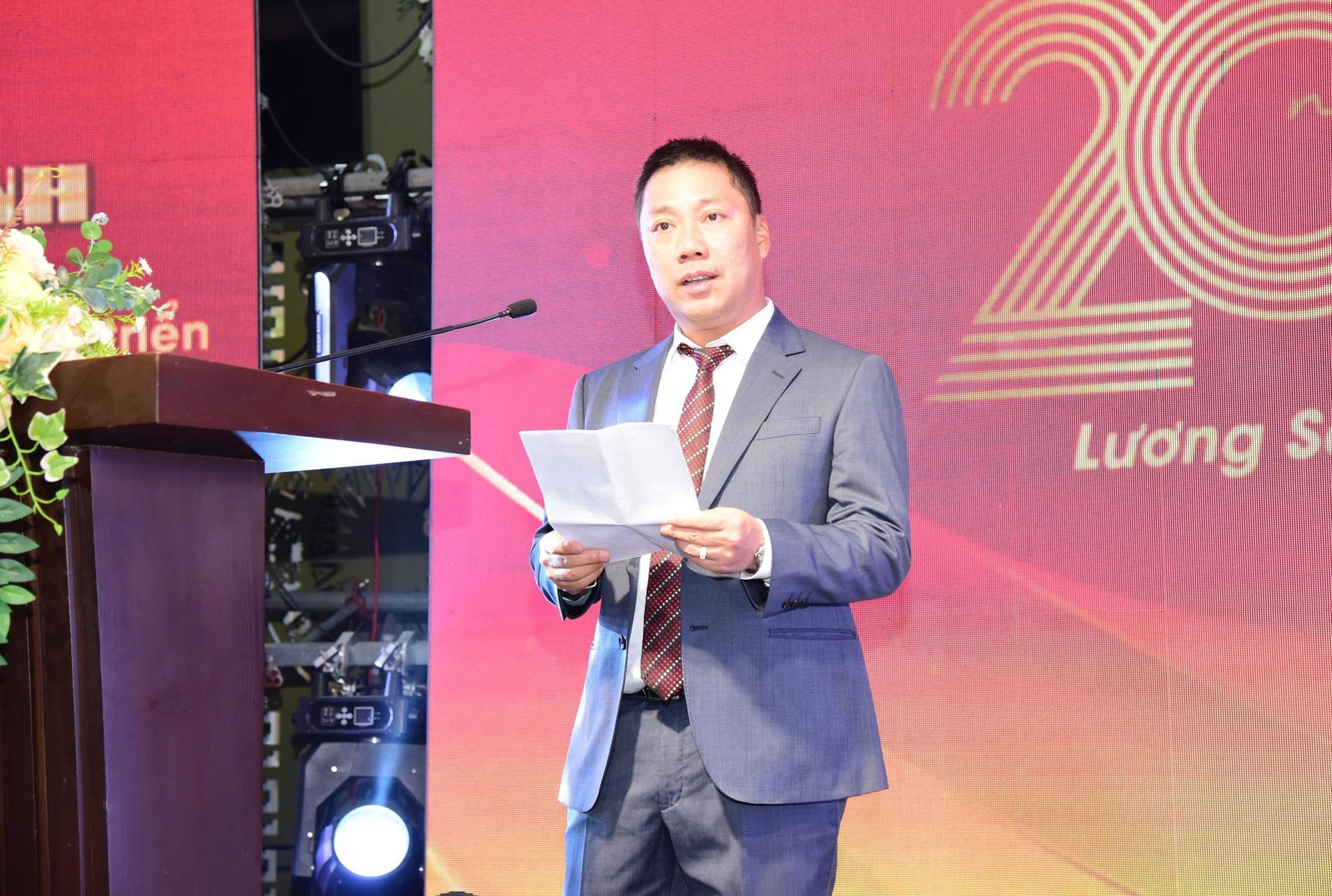 Gia Linh Şirketi Direktörü Bay Hoang Viet Hung, zorluklar ve sıkıntılarla dolu iş hayatının ilk günlerini anlattı. Fotoğraf: Ha Ngan.