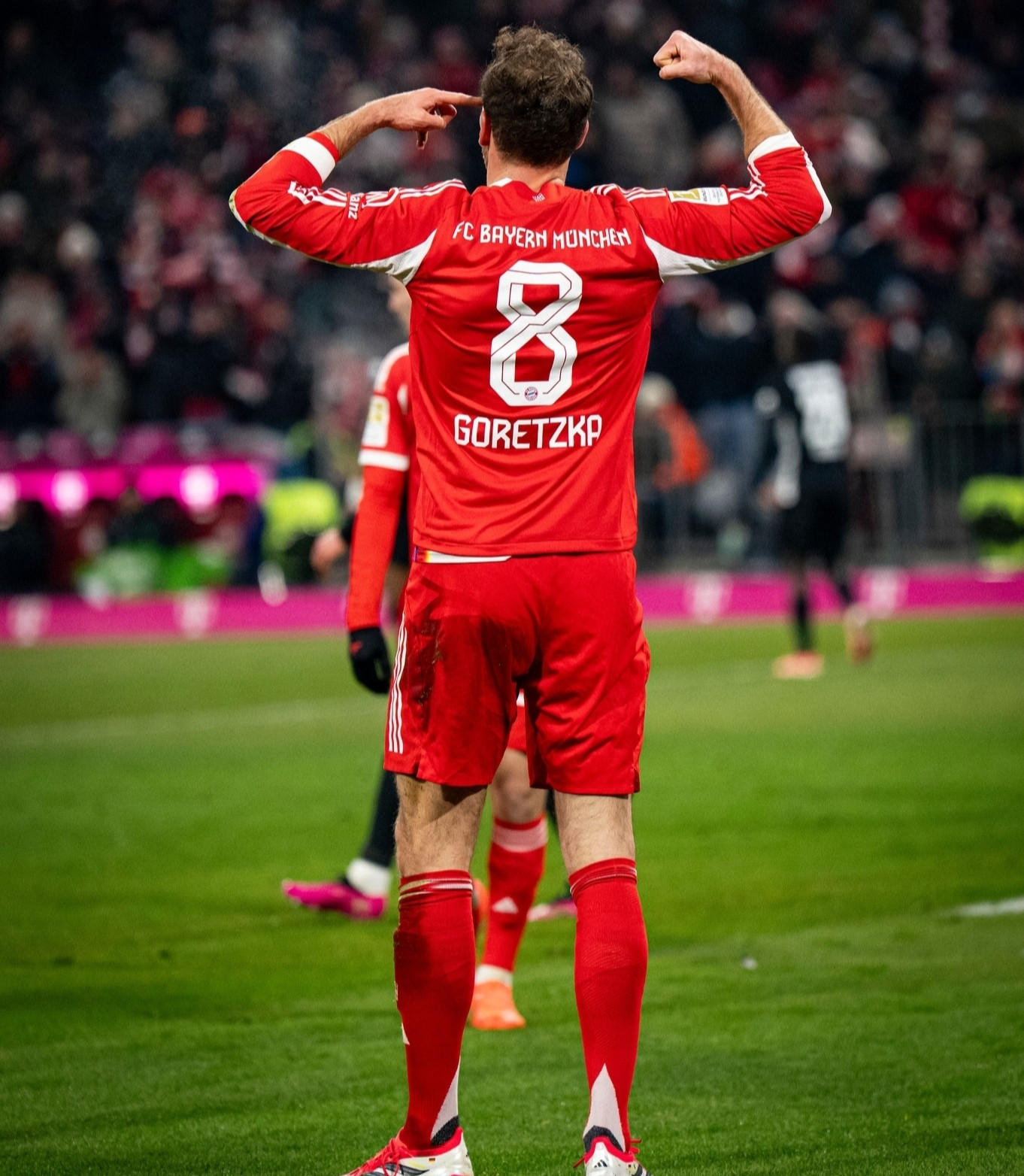 https://static-images.vnncdn.net/vps_images_publish/000001/000003/2026/1/12/harry-kane-sang-ruc-bayern-munich-thang-tran-8-1-416.jpg