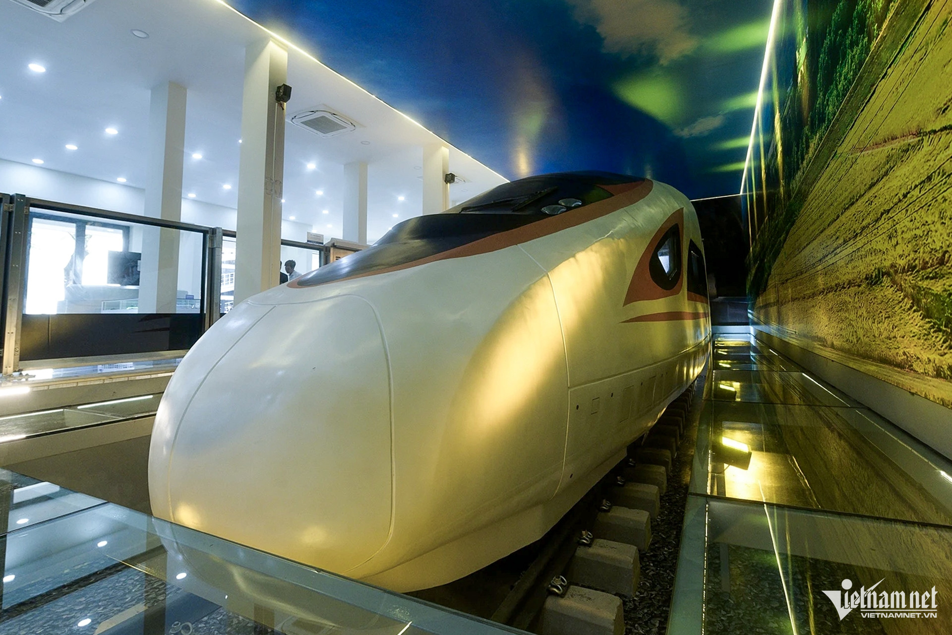 W-high-speed train HCMC 15.jpg