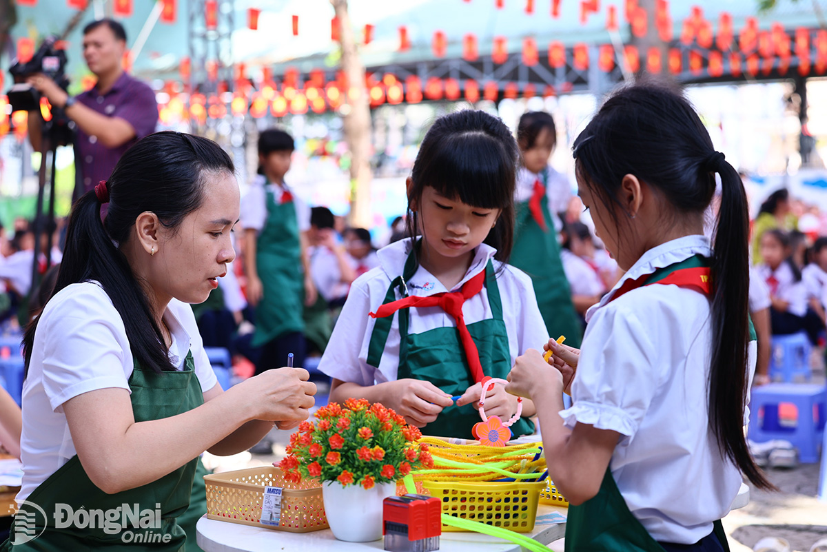 Gli alunni della scuola primaria Phan Chu Trinh (quartiere Tan Trieu) partecipano a un'attività didattica sulle competenze di vita a scuola. Foto: Cong Nghia  