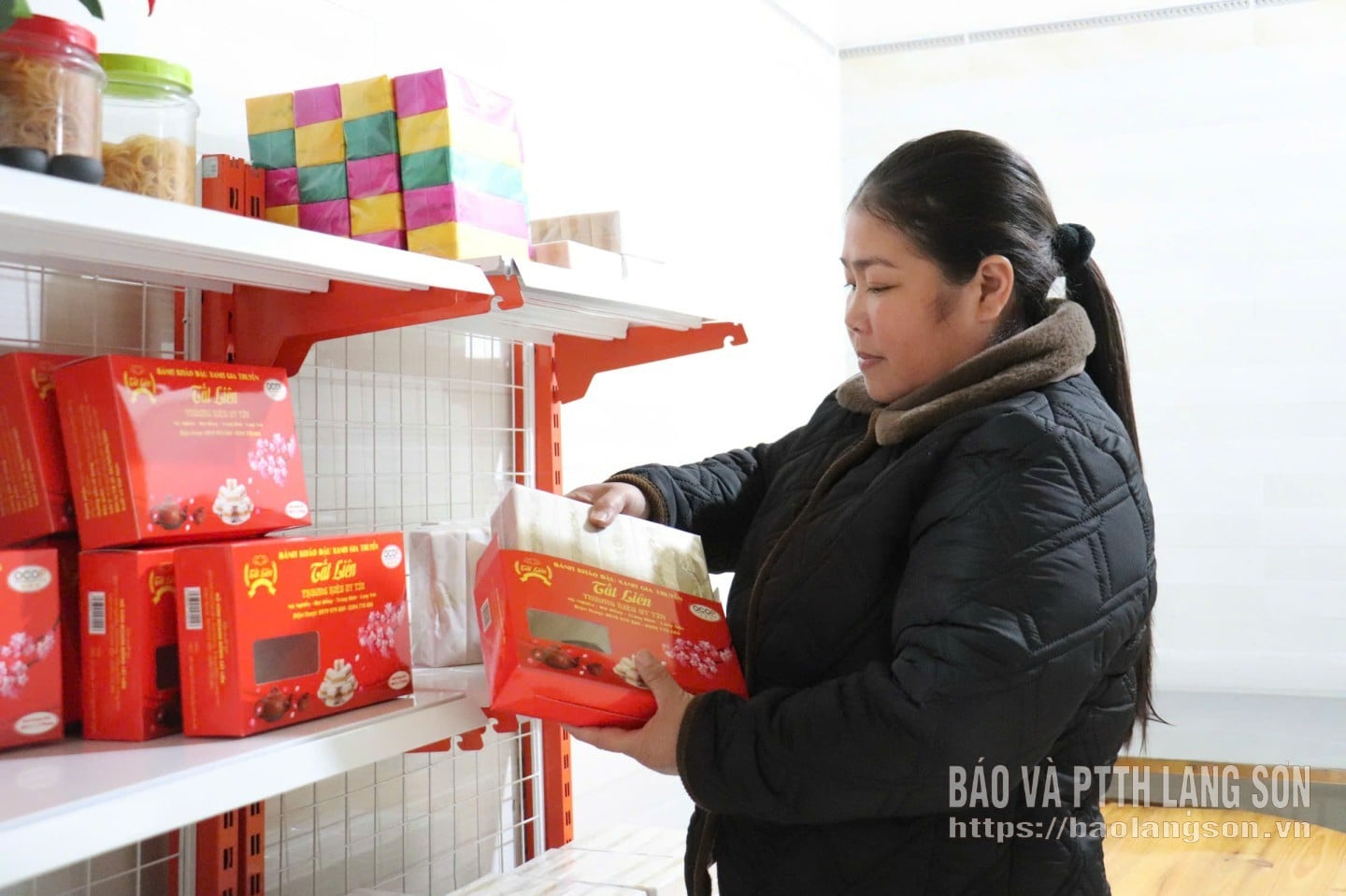 Chủ cơ sở sản xuất bánh khảo Tất Liên (sản phẩm đạt OCOP 3 sao), xã Thất Khê đóng gói bánh khảo
