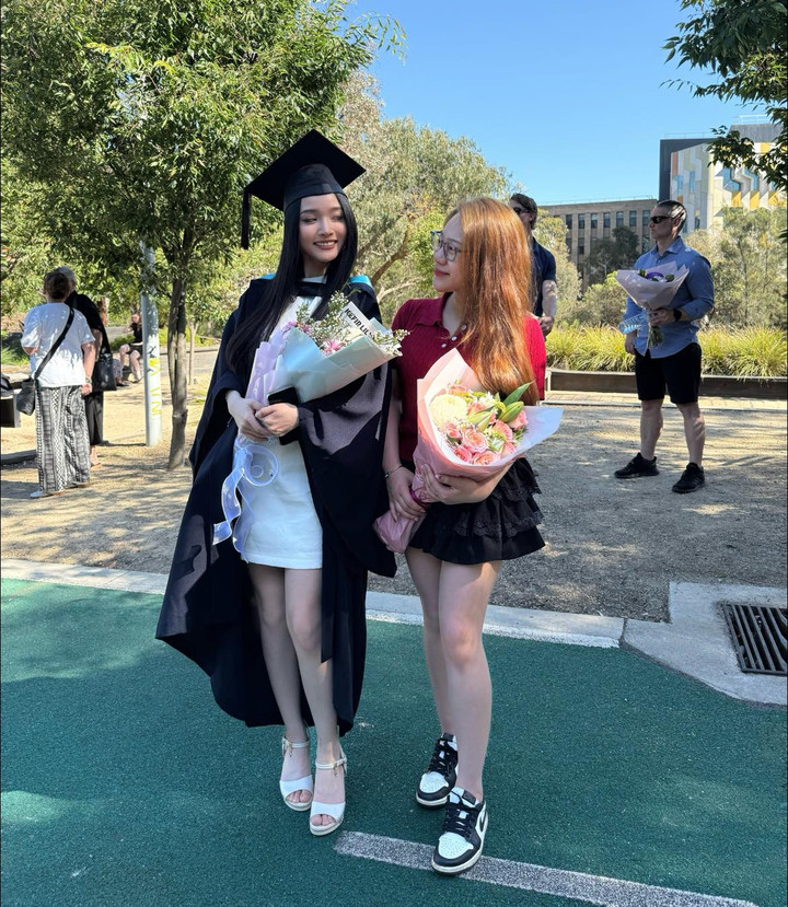 Having studied in Australia since the age of 17, the Vietnamese girl burst into tears on the day she received her degree from a prestigious university.