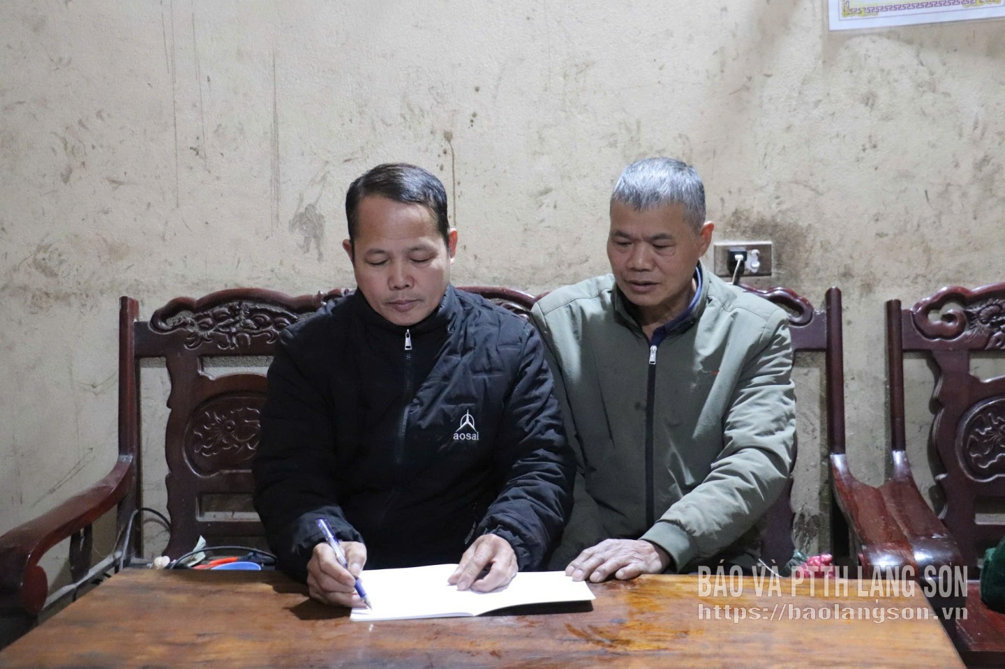 Bí thư, trưởng thôn Thống Nhất (áo đen) tuyên truyền, phổ biến đến người dân các tiêu chí cần thực hiện trong xây dựng NTM