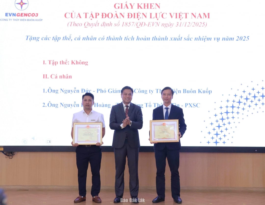 Deux personnes de la société Buôn Kuốp Hydropower ont reçu des certificats de félicitations du Groupe électrique vietnamien.