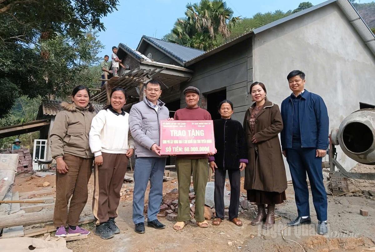 Leaders of Yen Lap commune hand over financial assistance for house construction to disadvantaged households.