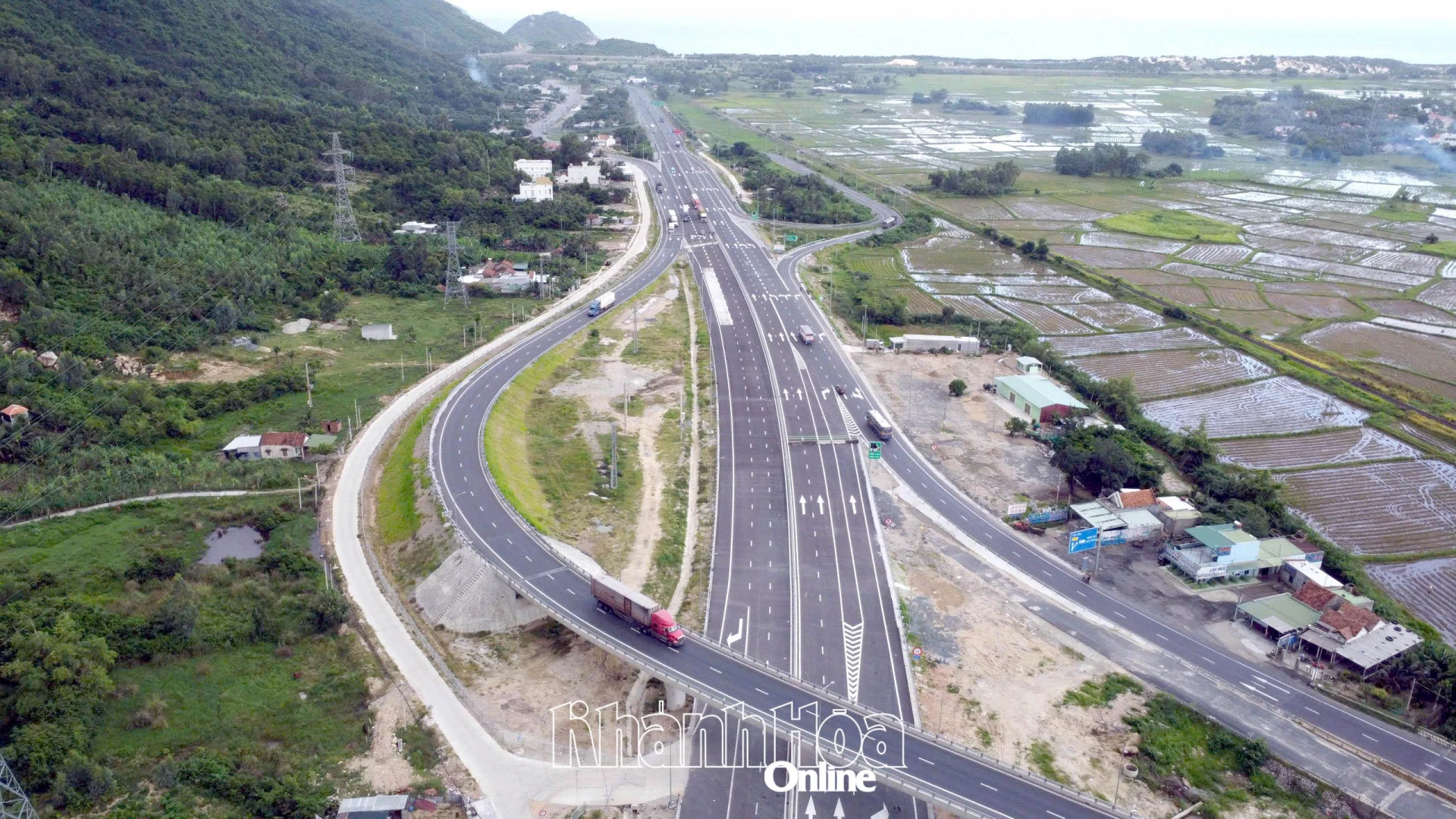  lCao tốc Vân Phong - Nha Trang đã thông toàn tuyến tạo thuận lợi cho người dân lưu thông.