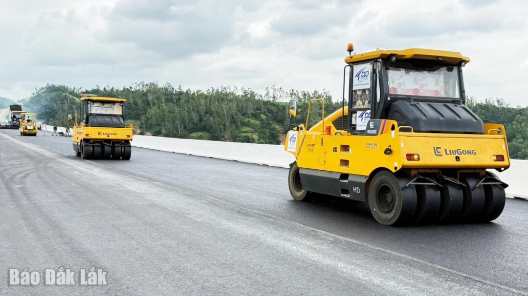 Bis heute ist die gesamte Hauptfahrbahnoberfläche des Abschnitts Quy Nhon – Chi Thanh, der Teil des Projekts Ostabschnitt der Nord-Süd-Schnellstraße (2021-2025) ist, zu 100 % mit Asphaltbeton befestigt.