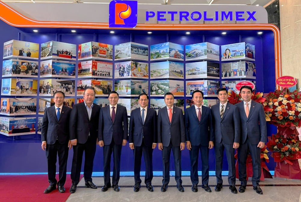 Phó Thủ tướng Bùi Thanh Sơn và các đại biểu dự Lễ kỉ niệm. Ảnh: VGP/Hải Minh.