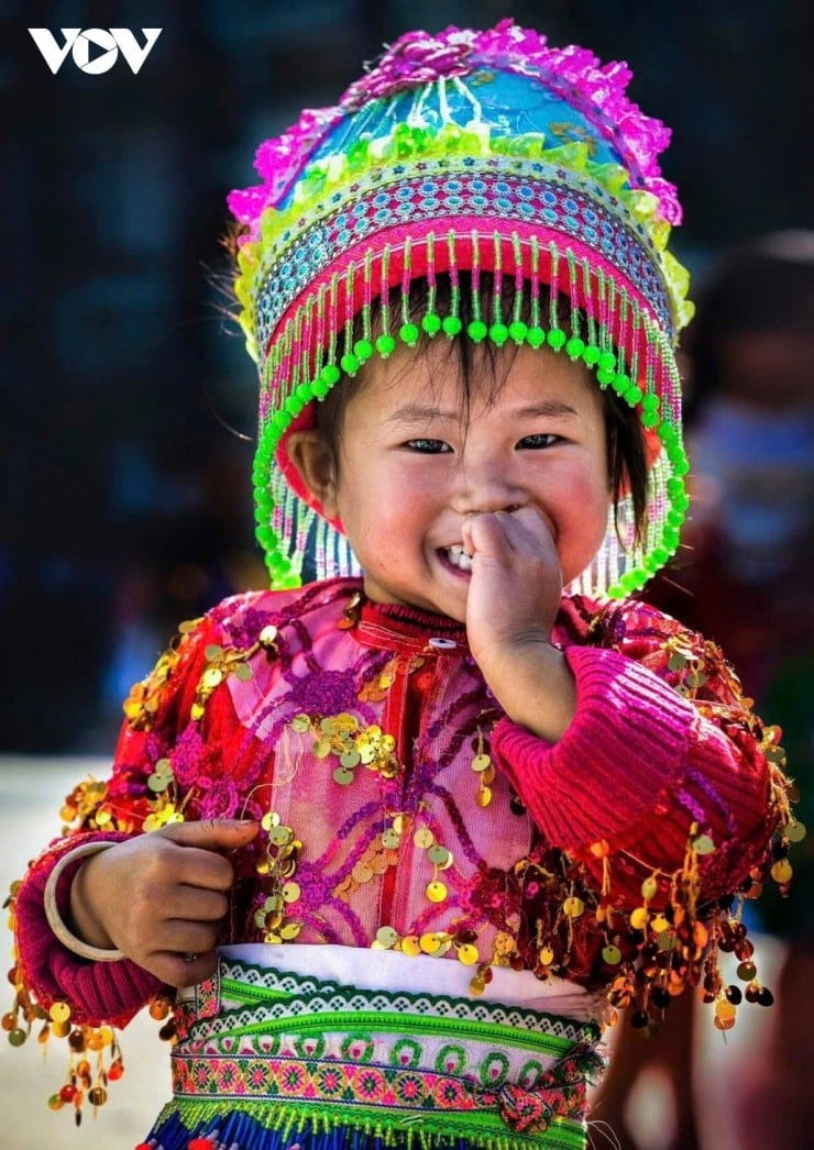 Ánh mắt rạng rỡ của đứa trẻ sinh ra trên vùng đất đá khô cằn Hà Giang