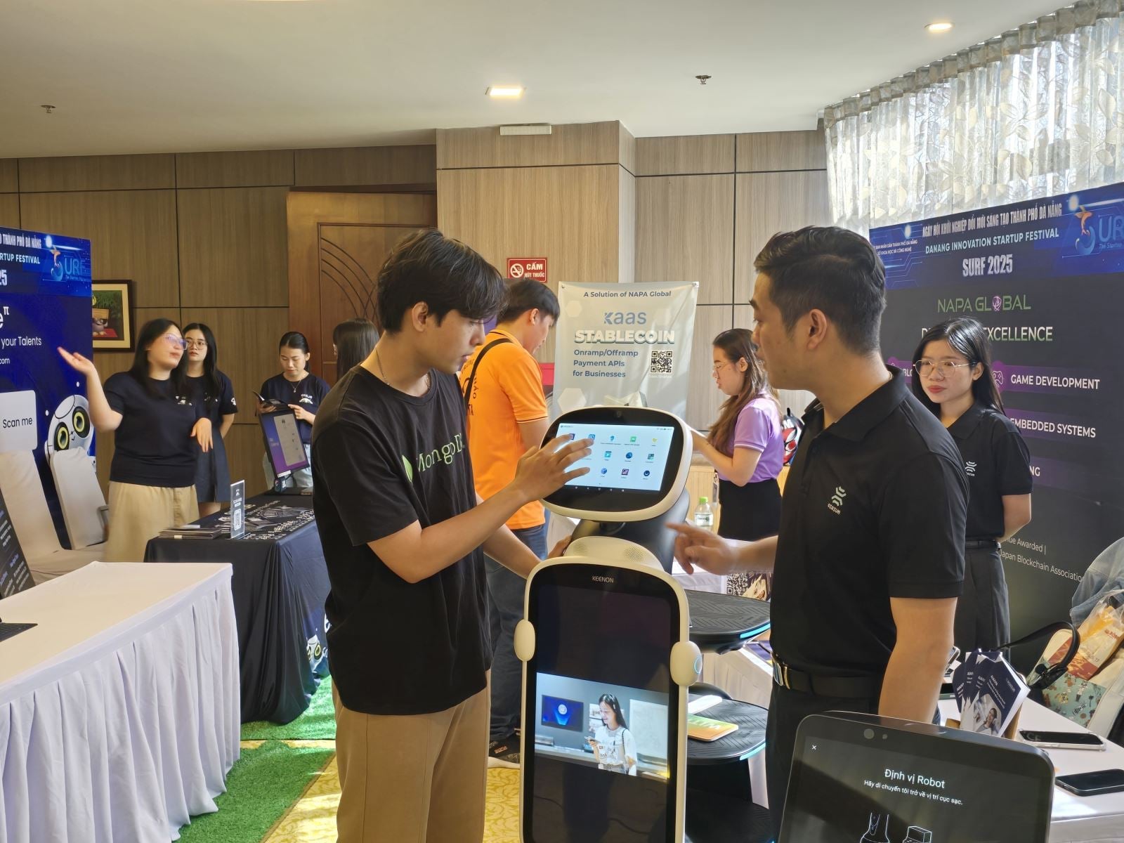 Op weg naar het 14e Nationale Congres van de Partij: Het land betreedt een  nieuw tijdperk van sterke, welvarende ontwikkeling.