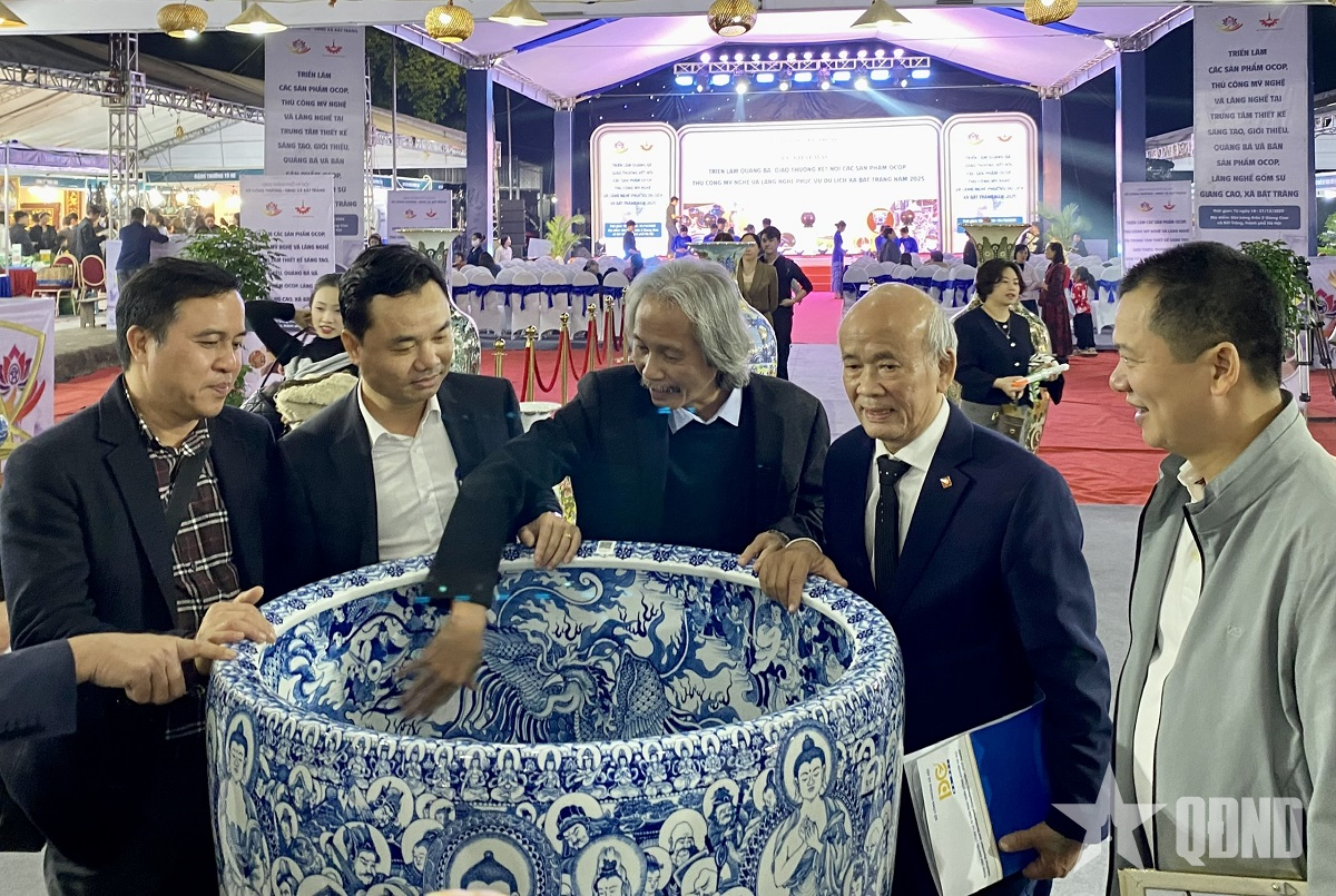 Triển lãm các sản phẩm OCOP thủ công mỹ nghệ vàlàng nghềtại Trung tâm thiết kế sáng tạo, giới thiệu, quảng bá và bán sản phẩm OCOP làng nghề gốm sứ Giang Cao, xã Bát Tràng năm 2025.