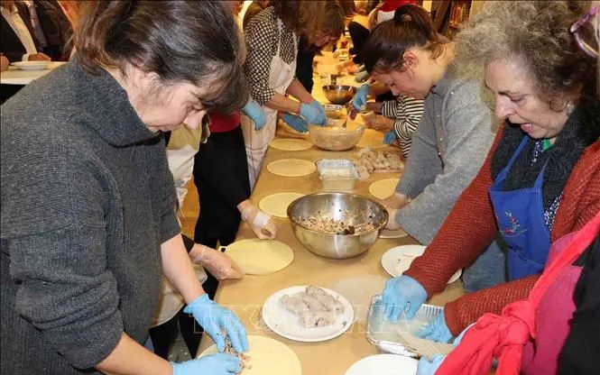 Kedutaan Besar Vietnam di Belgia turut menyelenggarakan kelas pembuatan lumpia tradisional Vietnam. (Foto: Gambar arsip) Đại sứ quán Việt Nam tại Bỉ phối hợp tổ chức lớp học làm nem Việt Nam truyền thống. Ảnh tư liệu.