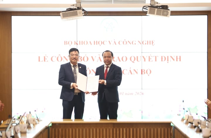 Bộ Khoa học và Công nghệ công bố, trao quyết định về công tác cán bộ - Ảnh 1.