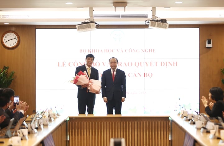 Bộ Khoa học và Công nghệ công bố, trao quyết định về công tác cán bộ - Ảnh 3.