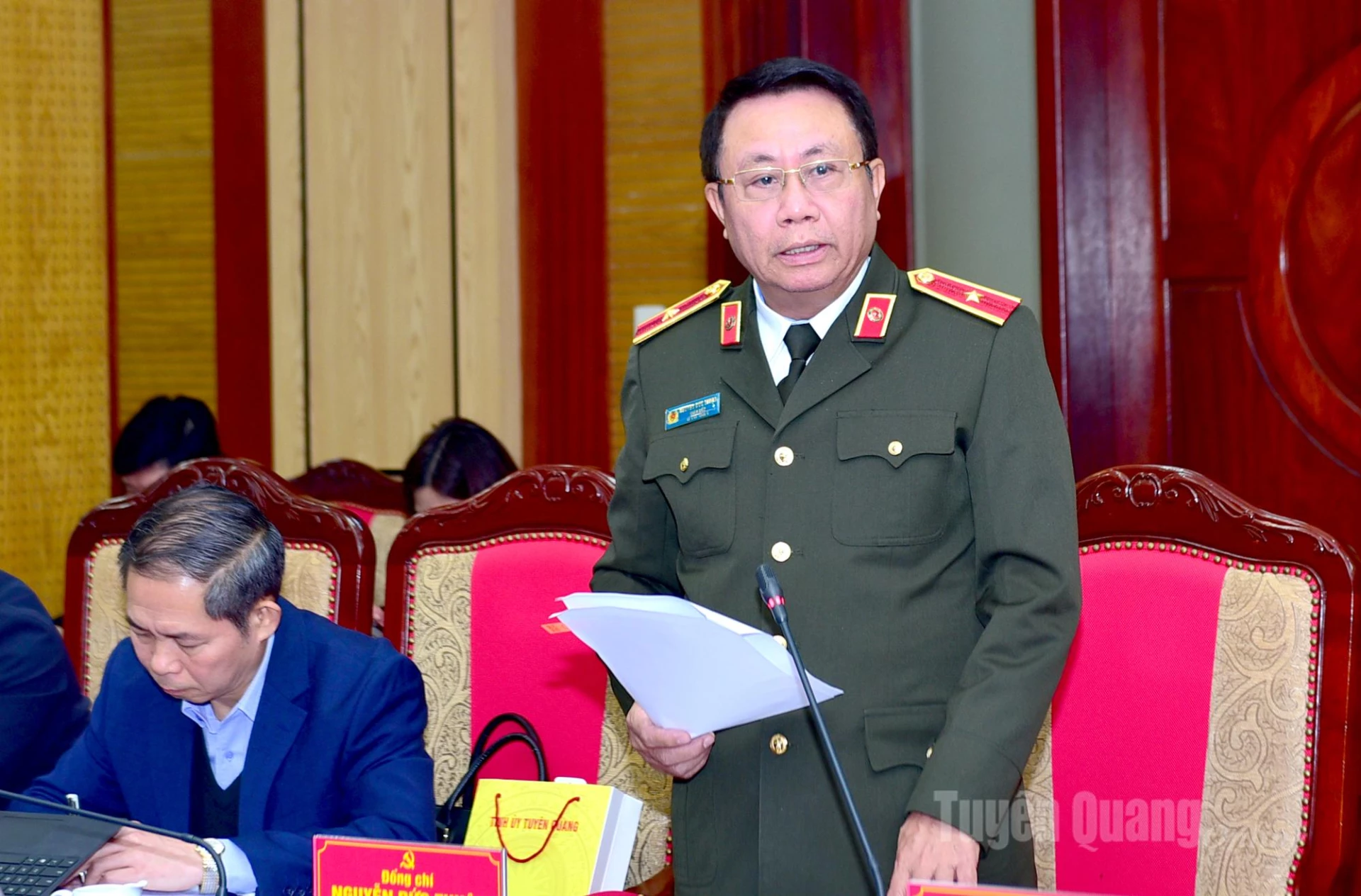Generalmajor Nguyen Duc Thuan, chef för provinspolisen, höll ett tal under diskussionen vid konferensen.