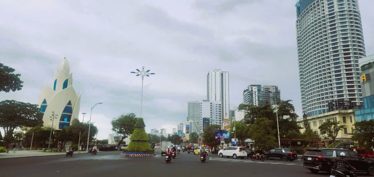 La domanda di alloggi sociali è in aumento, soprattutto nelle aree urbane e nelle regioni con un turismo e servizi in via di sviluppo, come Khanh Hoa. Nhu cầu về nhà ở xã hội ngày càng gia tăng, đặc biệt tại các đô thị và địa bàn phát triển du lịch, dịch vụ như Khánh Hòa