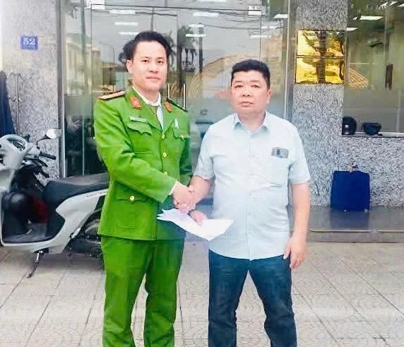 Ông Trần Văn Sơn trình báo công an để tìm cách trả lại số tiền cho người chuyển nhầm - Ảnh: CTV