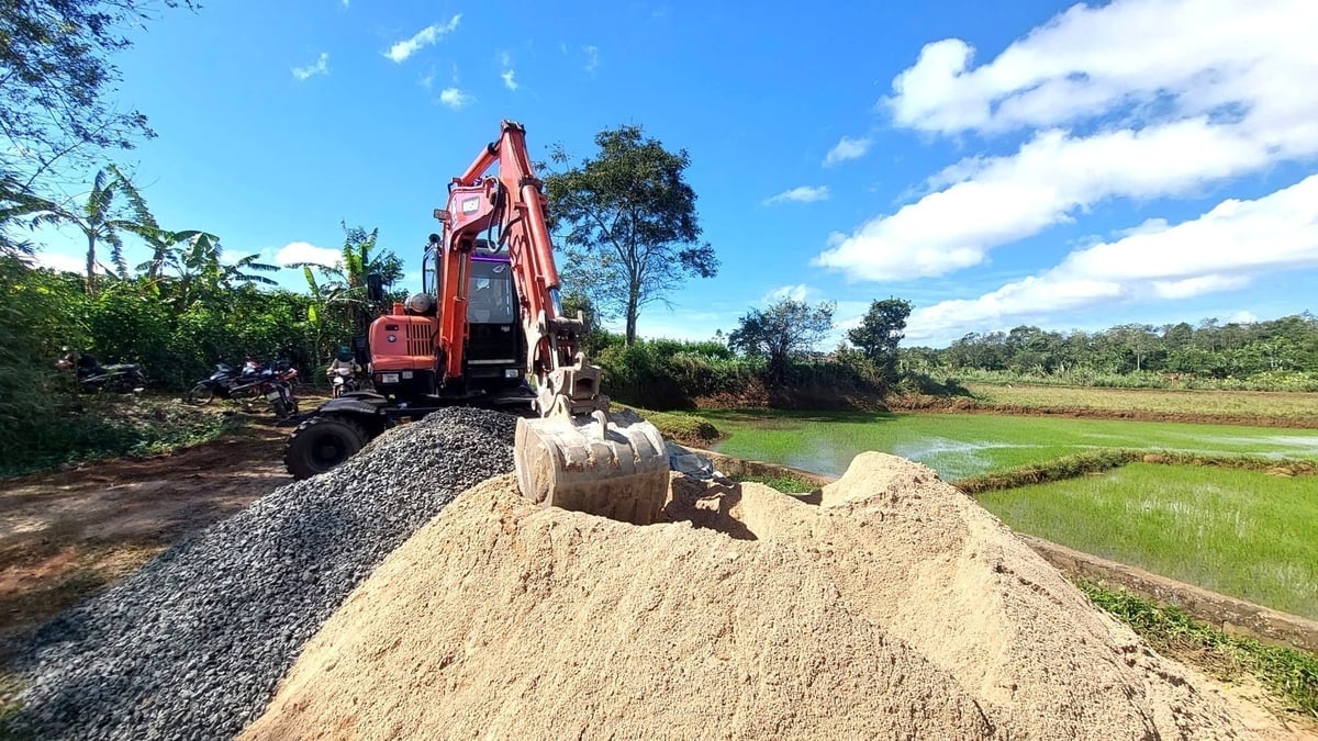 Huy động tối đa phương tiện và vật liệu, khẩn trương khắc phục sự cố để kịp đưa nước vào đồng. Ảnh: Đăng Lâm. 