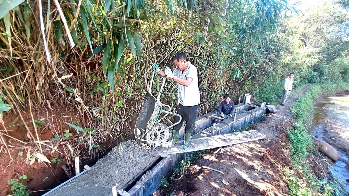 Huy động tổng lực nguồn nhân lực để khắc phục những tuyến kênh bị hư hỏng sau mưa lũ. Ảnh: ĐL. 