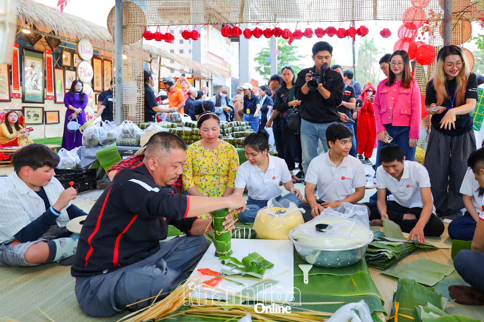 فعالیت بسته‌بندی بان چونگ و بان تت (کیک‌های برنجی سنتی ویتنامی) توسط موزه استانی در طول سال نو قمری اسب ۲۰۲۶ ادامه خواهد یافت.